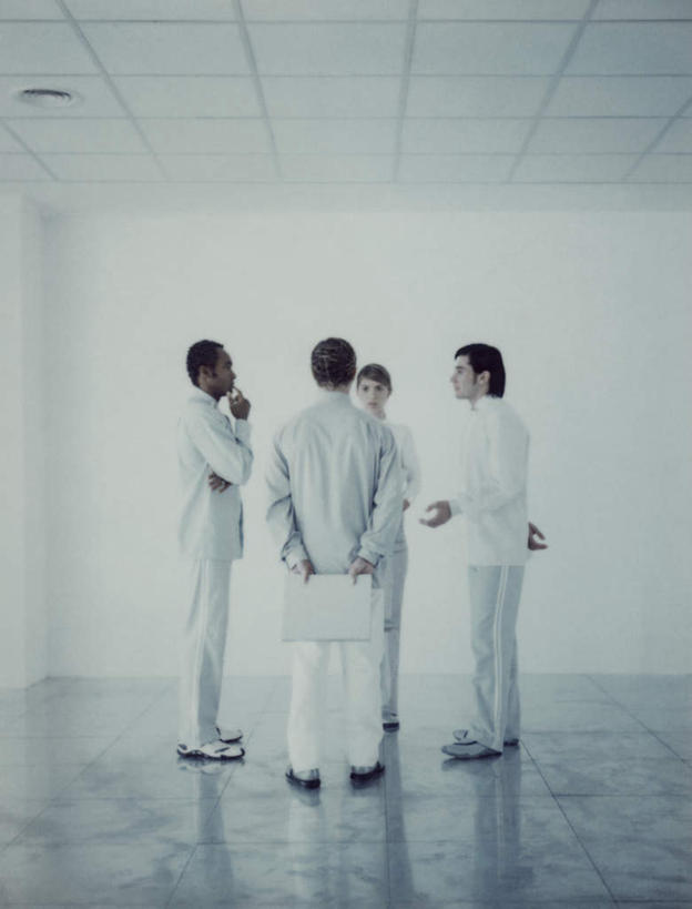 西方人,背部,四个人,伙伴,同事,朋友,站,笑,说,微笑,露齿笑,竖图,室内,白天,白色背景,正面,讨论,友谊,成功,合作,团队,集体,信心,欧洲,欧洲人,一排,许多,撑,阴影,整齐,光线,瓷砖,地砖,方格,影子,墙,地面,托腮,注视,队伍,相视,墙壁,墙面,排列,阳光,观察,看,托,站着,面对面,观看,对视,察看,领导,双手抱胸,成就,队列,关注,托下巴,相对,合伙,领袖,相看,交流,友情,男人,男性,年轻男性,年轻女性,女人,女性,白种人,沟通,讲话,交谈,商讨,说话,谈话,站立,彩图,全身