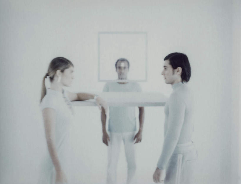 西方人,四个人,伙伴,同事,朋友,站,笑,摸,微笑,露齿笑,横图,室内,白天,白色背景,正面,友谊,成功,合作,团队,集体,信心,电脑,显示器,鼠标,键盘,桌子,欧洲,黑人,欧洲人,服装,网络,办公桌,墙,注视,休闲装,输入设备,通讯设备,队伍,相视,墙壁,墙面,衣服,观察,看,站着,休闲,面对面,休闲服,台式电脑,服饰,观看,对视,察看,领导,成就,关注,通信设备,相对,合伙,领袖,输出设备,相看,友情,男人,男性,年轻男性,年轻女性,女人,女性,白种人,触摸,接触,站立,半身,彩图