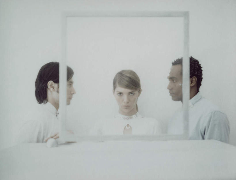 西方人,头发,四个人,伙伴,同事,朋友,站,笑,微笑,露齿笑,横图,室内,白天,白色背景,正面,友谊,成功,合作,团队,集体,信心,电脑,显示器,鼠标,键盘,桌子,欧洲,黑人,欧洲人,网络,办公桌,墙,注视,输入设备,通讯设备,队伍,相视,墙壁,墙面,黄色,观察,看,站着,面对面,台式电脑,观看,对视,察看,领导,成就,关注,通信设备,相对,合伙,领袖,输出设备,相看,友情,男人,男性,年轻男性,年轻女性,女人,女性,白种人,站立,半身,彩图