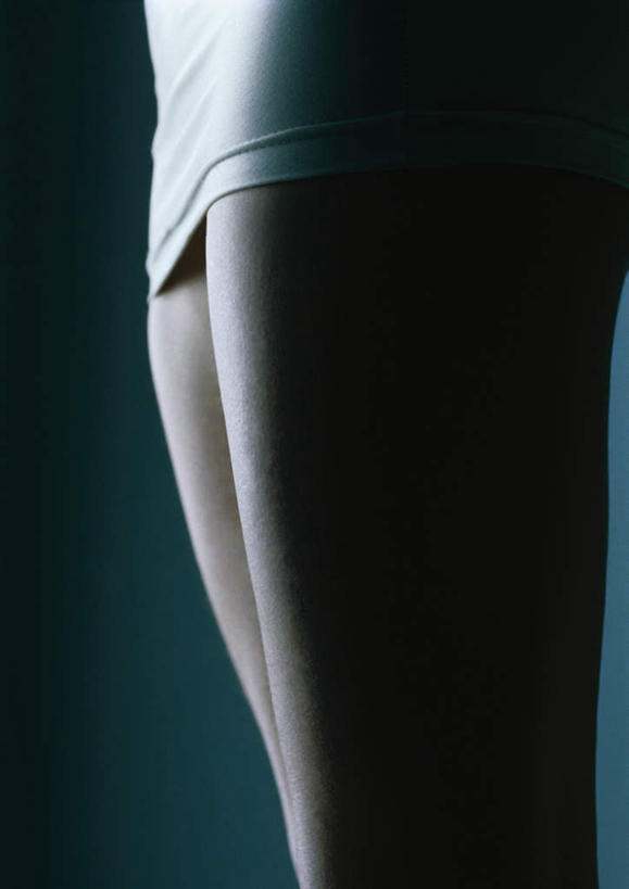 西方人,臀部,腿部,腿,一个人,站,竖图,室内,特写,白天,侧面,裙子,性感,欧洲,欧洲人,仅一个年轻女性,仅一个女性,仅一个人,阴影,蓝色背景,光线,影子,灯光,黄色,白色,站着,美女,诱惑,短裙,摄影,影棚,皮肤,半身裙,尤物,年轻女性,女人,女性,白种人,站立,半身,彩图,影棚拍摄,拍摄,美人