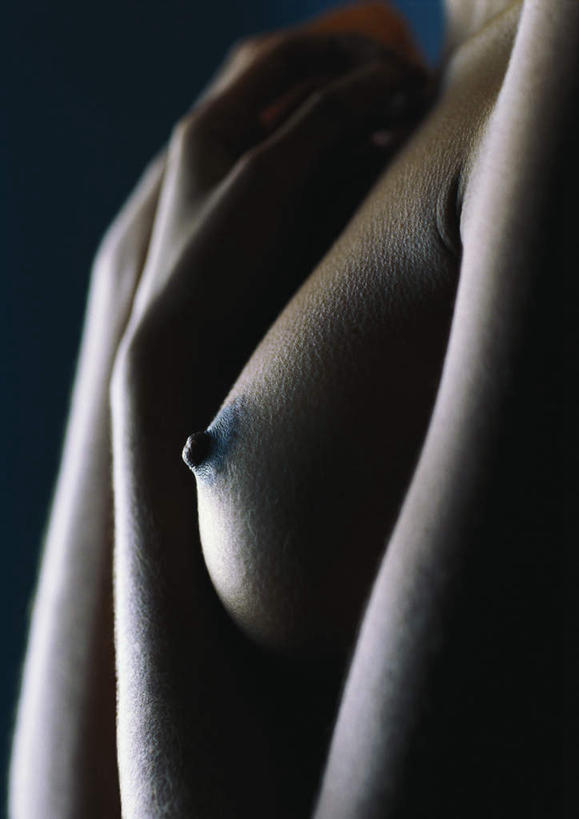 西方人,手,胸,一个人,站,举,摸,竖图,室内,特写,白天,侧面,性感,欧洲,欧洲人,仅一个年轻女性,仅一个女性,仅一个人,抚摸,阴影,蓝色背景,光线,影子,灯光,裸露,黄色,托,站着,手部,美女,诱惑,遮,遮掩,摄影,影棚,赤裸,皮肤,掩盖,遮挡,裸,遮盖,掩饰,尤物,年轻女性,女人,女性,白种人,胸部,触摸,接触,举起,举手,举着,向上举,向上伸,向上托,站立,半身,彩图,影棚拍摄,拍摄,美人