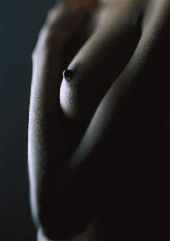 西方人,手,胸,一个人,站,举,摸,竖图,室内,特写,白天,侧面,性感,欧洲,欧洲人,仅一个年轻女性,仅一个女性,仅一个人,抚摸,阴影,蓝色背景,光线,影子,灯光,裸露,黄色,托,站着,手部,美女,诱惑,遮,遮掩,摄影,影棚,赤裸,皮肤,掩盖,遮挡,裸,遮盖,掩饰,尤物,年轻女性,女人,女性,白种人,胸部,触摸,接触,举起,举手,举着,向上举,向上伸,向上托,站立,半身,彩图,影棚拍摄,拍摄,美人