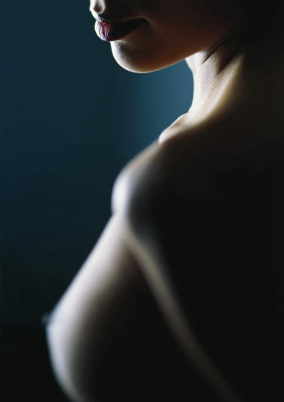 西方人,嘴,胸,一个人,站,笑,微笑,竖图,室内,特写,白天,侧面,性感,欧洲,欧洲人,仅一个年轻女性,仅一个女性,仅一个人,阴影,蓝色背景,朦胧,模糊,光线,影子,灯光,裸露,肩膀,黄色,站着,转头,美女,诱惑,摄影,影棚,赤裸,皮肤,裸,尤物,年轻女性,女人,女性,白种人,胸部,口,口腔,嘴巴,嘴唇,站立,半身,彩图,影棚拍摄,拍摄,美人