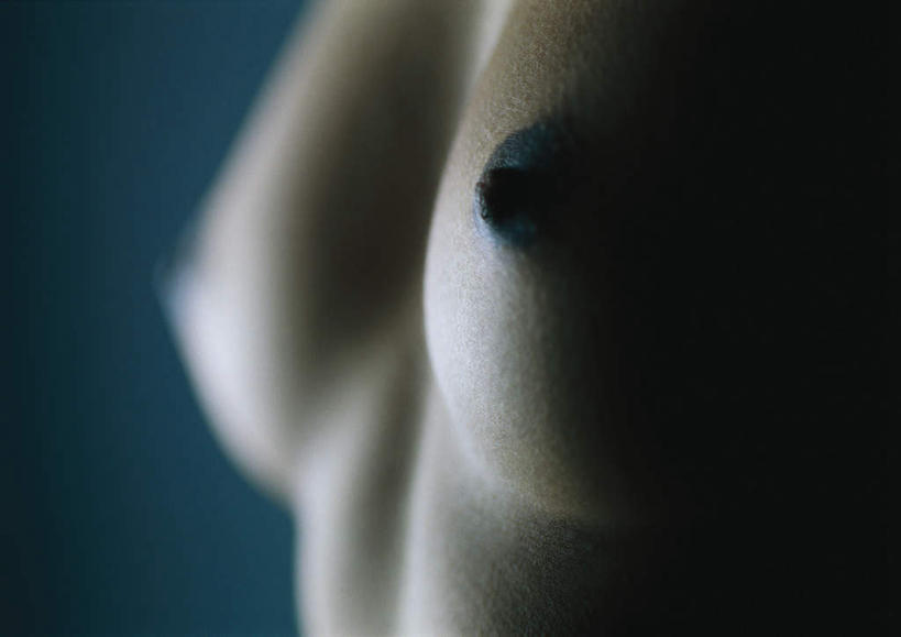 西方人,胸,一个人,站,横图,室内,特写,白天,正面,性感,欧洲,欧洲人,仅一个年轻女性,仅一个女性,仅一个人,阴影,蓝色背景,朦胧,模糊,光线,影子,灯光,裸露,黄色,站着,美女,诱惑,摄影,影棚,赤裸,皮肤,裸,尤物,年轻女性,女人,女性,白种人,胸部,站立,半身,彩图,影棚拍摄,拍摄,美人