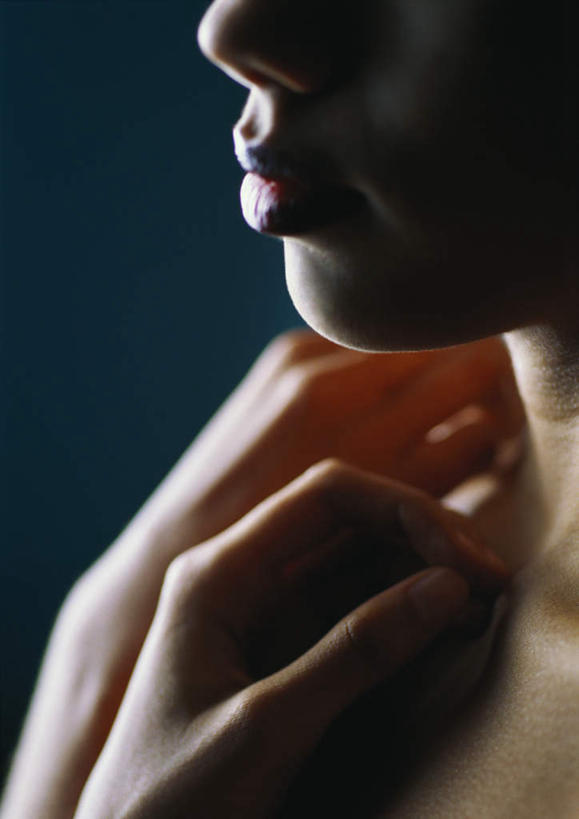 西方人,嘴,手,一个人,举,摸,竖图,俯视,室内,特写,白天,性感,欧洲,欧洲人,仅一个年轻女性,仅一个女性,仅一个人,抚摸,阴影,蓝色背景,光线,影子,灯光,黄色,托,手部,美女,诱惑,摄影,影棚,皮肤,尤物,年轻女性,女人,女性,白种人,口,口腔,嘴巴,嘴唇,触摸,接触,举起,举手,举着,向上举,向上伸,向上托,半身,彩图,高角度拍摄,影棚拍摄,拍摄,美人