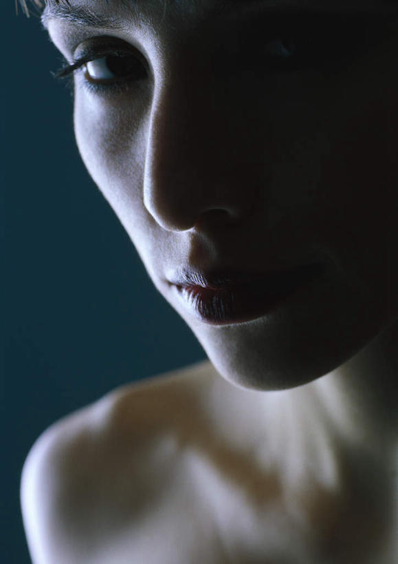 西方人,脸,头,脸颊,一个人,笑,微笑,竖图,室内,特写,白天,正面,性感,欧洲,欧洲人,仅一个年轻女性,仅一个女性,仅一个人,阴影,蓝色背景,光线,影子,灯光,注视,肩膀,黄色,观察,看,美女,诱惑,摄影,影棚,观看,皮肤,察看,关注,尤物,年轻女性,女人,女性,白种人,头部,脸部,脸蛋,面部,半身,彩图,影棚拍摄,拍摄,美人