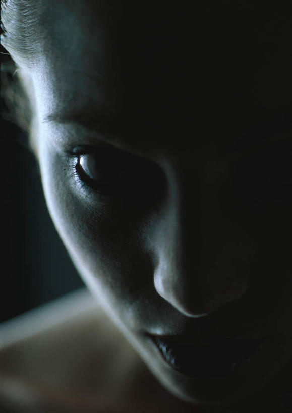 西方人,脸,头,脸颊,头发,一个人,笑,微笑,竖图,室内,特写,白天,正面,性感,欧洲,欧洲人,仅一个年轻女性,仅一个女性,仅一个人,阴影,蓝色背景,朦胧,模糊,光线,影子,灯光,注视,黄色,观察,看,美女,诱惑,摄影,影棚,观看,皮肤,察看,关注,尤物,年轻女性,女人,女性,白种人,头部,脸部,脸蛋,面部,半身,彩图,影棚拍摄,拍摄,美人