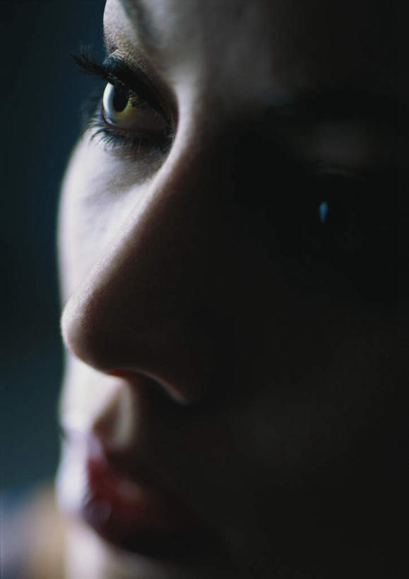 西方人,脸,头,眼睛,脸颊,眉毛,睫毛,一个人,笑,微笑,竖图,俯视,室内,特写,白天,性感,欧洲,欧洲人,瞳孔,仅一个年轻女性,仅一个女性,仅一个人,阴影,蓝色背景,光线,影子,灯光,注视,黄色,观察,看,美女,诱惑,眼部,摄影,影棚,观看,皮肤,察看,关注,尤物,年轻女性,女人,女性,白种人,头部,睫,脸部,脸蛋,眉,面部,眼,眼睫毛,眼眉,半身,彩图,高角度拍摄,影棚拍摄,拍摄,眼眉毛,美人