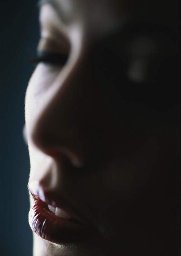 西方人,脸,头,眼睛,脸颊,眉毛,睫毛,一个人,闭眼,笑,微笑,竖图,俯视,室内,特写,白天,性感,欧洲,欧洲人,瞳孔,仅一个年轻女性,仅一个女性,仅一个人,阴影,蓝色背景,光线,影子,灯光,黄色,美女,诱惑,眼部,摄影,影棚,皮肤,尤物,年轻女性,女人,女性,白种人,头部,睫,脸部,脸蛋,眉,面部,眼,眼睫毛,眼眉,闭眼睛,闭着眼,闭着眼睛,半身,彩图,高角度拍摄,影棚拍摄,拍摄,眼眉毛,美人