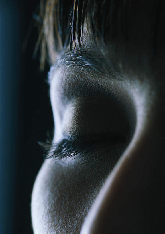 西方人,脸,头,眼睛,脸颊,眉毛,睫毛,头发,一个人,闭眼,竖图,俯视,室内,特写,白天,性感,欧洲,欧洲人,瞳孔,仅一个年轻女性,仅一个女性,仅一个人,阴影,蓝色背景,光线,影子,灯光,黄色,美女,诱惑,眼部,摄影,影棚,皮肤,尤物,年轻女性,女人,女性,白种人,头部,睫,脸部,脸蛋,眉,面部,眼,眼睫毛,眼眉,闭眼睛,闭着眼,闭着眼睛,半身,彩图,高角度拍摄,影棚拍摄,拍摄,眼眉毛,美人