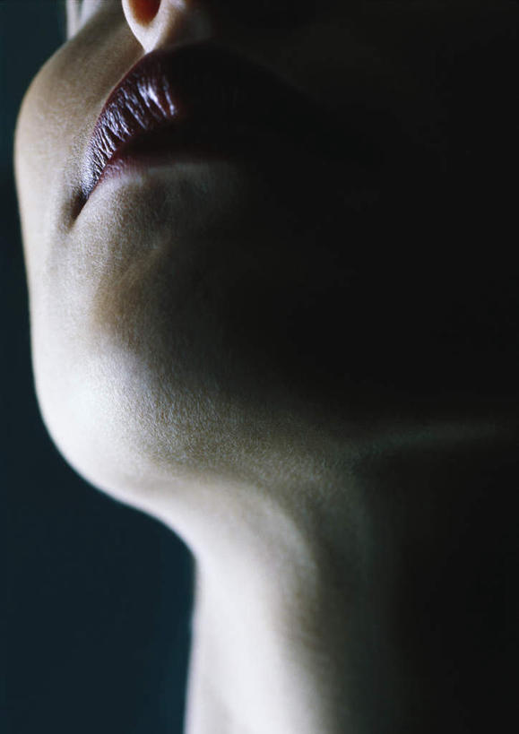 西方人,嘴,脖子,一个人,笑,微笑,竖图,室内,特写,白天,仰视,性感,欧洲,欧洲人,仅一个年轻女性,仅一个女性,仅一个人,阴影,蓝色背景,光线,影子,灯光,黄色,红色,美女,诱惑,摄影,影棚,皮肤,尤物,年轻女性,女人,女性,白种人,脖,颈,颈部,口,口腔,嘴巴,嘴唇,抬头,仰头,半身,彩图,低角度拍摄,影棚拍摄,拍摄,美人