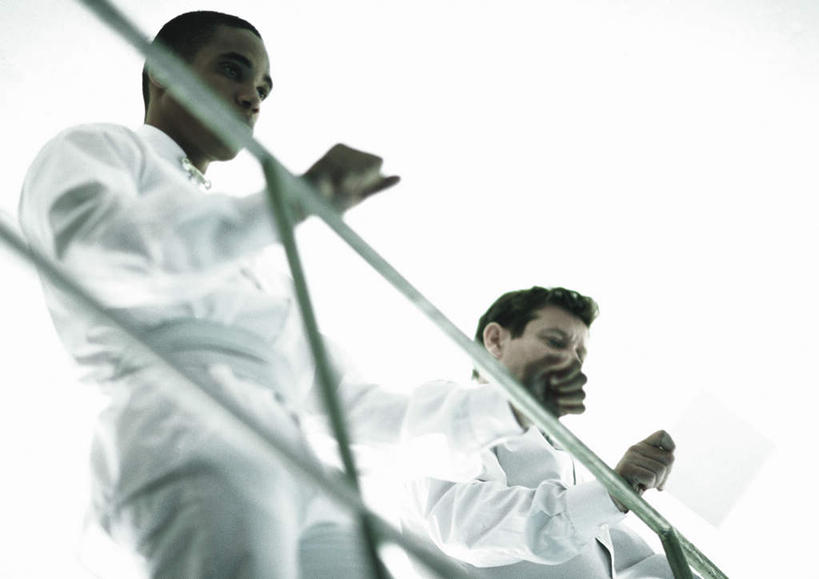 西方人,头发,两个人,伙伴,朋友,商务人士,商务男性,栏杆,站,笑,摸,微笑,横图,室外,白天,仰视,衬衫,友谊,桌子,欧洲,欧洲人,一张,撑,抚摸,阴影,套装,反射,光线,影子,圆圈,办公桌,围栏,注视,护栏,黑色,天空,阳光,天,低头,观察,看,站着,观看,察看,撑着,关注,商务装,工薪阶层,友情,男人,男性,年轻男性,白种人,白领,上班族,触摸,接触,站立,半身,彩图,低角度拍摄,衬衣,天台