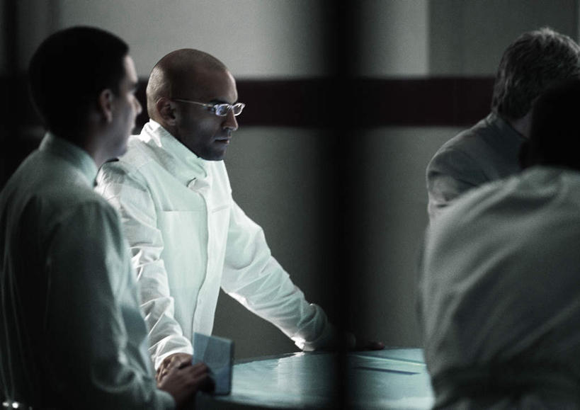 西方人,四个人,伙伴,同事,朋友,商务人士,商务女性,办公室,站,笑,摸,说,微笑,横图,室内,白天,侧面,讨论,友谊,成功,合作,团队,集体,信心,桌子,欧洲,欧洲人,一张,撑,抚摸,阴影,套装,开会,会议,反射,眼镜,影子,办公桌,墙,注视,队伍,墙壁,墙面,低头,观察,看,站着,观看,察看,领导,撑着,成就,关注,商务装,合伙,领袖,近视眼镜,工薪阶层,交流,友情,男人,男性,年轻男性,年轻女性,女人,女性,白种人,白领,上班族,触摸,沟通,讲话,交谈,接触,商讨,说话,谈话,站立,半身,彩图