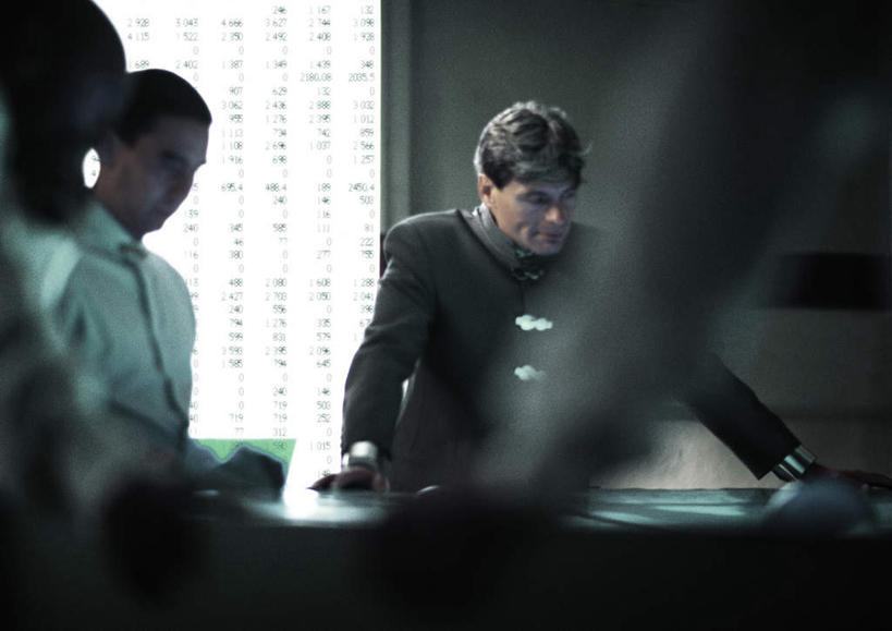 西方人,背部,头发,四个人,伙伴,同事,朋友,商务人士,商务女性,办公室,站,摸,说,横图,室内,白天,正面,讨论,友谊,成功,合作,团队,集体,信心,显示器,欧洲,欧洲人,撑,抚摸,套装,开会,朦胧,模糊,会议,屏幕,墙,注视,显示屏,队伍,墙壁,墙面,黄色,低头,观察,看,站着,观看,察看,领导,撑着,成就,关注,商务装,合伙,领袖,工薪阶层,输出设备,交流,友情,男人,男性,年轻男性,年轻女性,女人,女性,白种人,白领,上班族,触摸,沟通,讲话,交谈,接触,商讨,说话,谈话,站立,半身,彩图