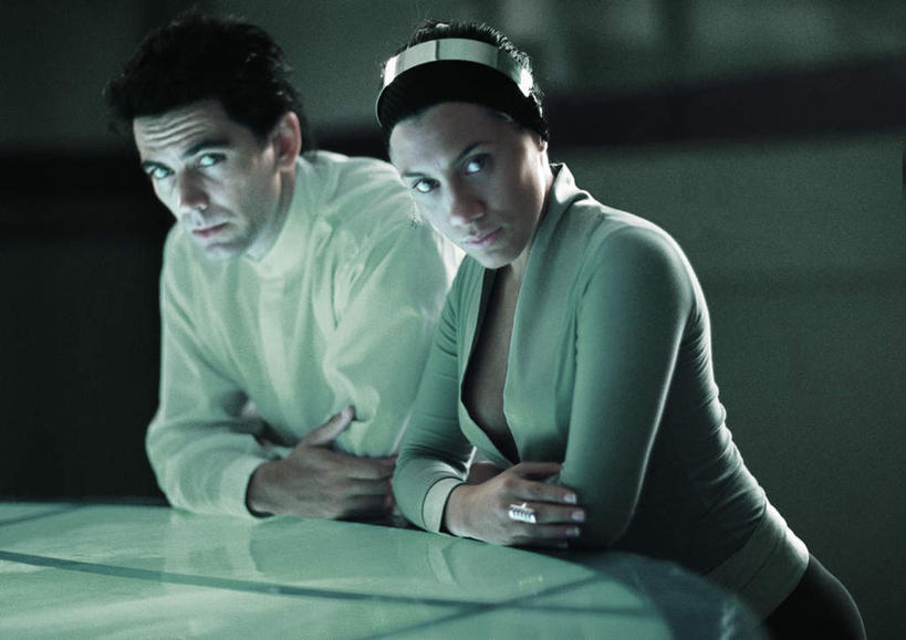 西方人,头发,两个人,伙伴,朋友,商务人士,商务女性,办公室,站,笑,微笑,露齿笑,横图,室内,白天,正面,友谊,桌子,欧洲,欧洲人,一张,撑,阴影,套装,朦胧,模糊,反射,束发带,影子,办公桌,墙,注视,墙壁,墙面,一个,黑色,观察,看,趴着,站着,转头,单个,观看,察看,撑着,关注,商务装,工薪阶层,友情,男人,男性,年轻男性,年轻女性,女人,女性,白种人,白领,上班族,趴,站立,半身,彩图