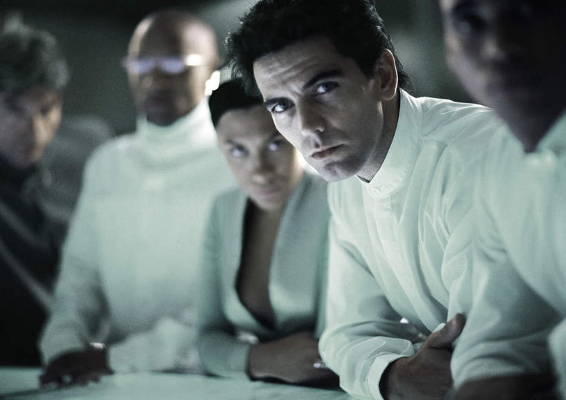 西方人,伙伴,同事,朋友,商务人士,商务女性,办公室,站,笑,摸,微笑,露齿笑,横图,室内,特写,白天,正面,友谊,成功,合作,团队,集体,信心,桌子,欧洲,欧洲人,五个人,一排,一张,撑,抚摸,套装,朦胧,模糊,整齐,眼镜,办公桌,墙,许多人,注视,队伍,墙壁,墙面,排列,一个,观察,看,站着,转头,一群人,单个,观看,察看,领导,撑着,成就,队列,关注,商务装,合伙,领袖,近视眼镜,工薪阶层,友情,男人,男性,年轻男性,年轻女性,女人,女性,白种人,白领,上班族,触摸,接触,站立,半身,彩图