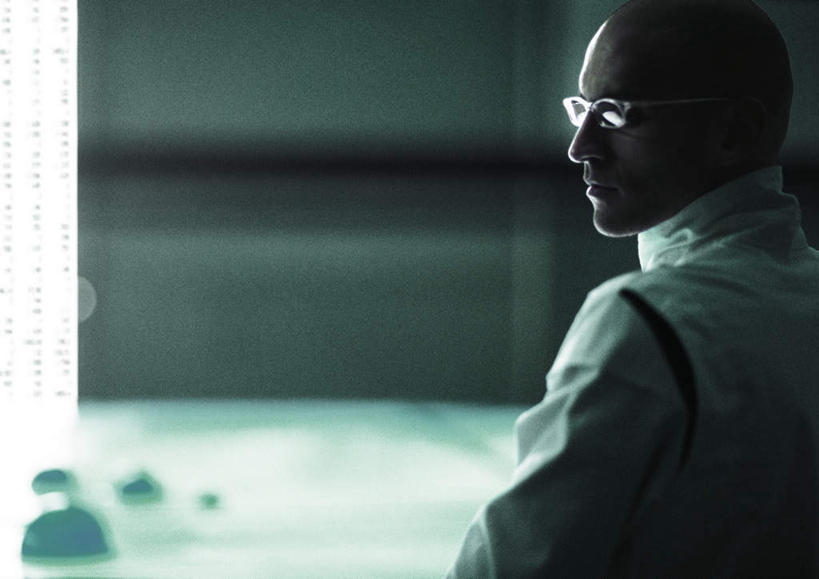 西方人,秃头,一个人,商务人士,商务男性,办公室,站,笑,微笑,横图,室内,特写,白天,衬衫,桌子,欧洲,欧洲人,仅一个男性,仅一个人,一张,撑,套装,朦胧,模糊,瓷砖,地砖,眼镜,办公桌,墙,地面,注视,墙壁,墙面,仅一个年轻男性,背面,观察,看,站着,转头,观看,察看,撑着,关注,商务装,近视眼镜,工薪阶层,男人,男性,年轻男性,白种人,光头,无发,白领,上班族,站立,半身,彩图,衬衣