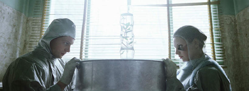 西方人,两个人,伙伴,朋友,科学家,站,笑,摸,微笑,露齿笑,横图,室内,白天,侧面,工作服,制服,友谊,实验,窗户,欧洲,欧洲人,一排,抚摸,研究,整齐,科学,方格,桶,眼镜,墙,实验室,研究室,注视,玻璃窗,相视,墙壁,墙面,排列,一个,容器,观察,看,站着,面对面,单个,观看,储藏,对视,科研,察看,储存,队列,关注,化验,相对,检验,研究所,科学研究者,相看,化验室,检验室,工作制服,友情,男人,男性,年轻男性,年轻女性,女人,女性,白种人,科学工作者,触摸,接触,站立,半身,彩图,工作套服,贮存