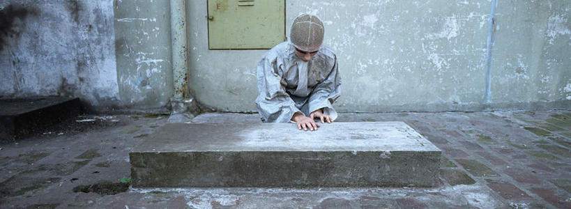 西方人,一个人,站,摸,横图,室外,白天,正面,门,指示牌,欧洲,欧洲人,仅一个年轻女性,仅一个女性,仅一个人,一排,许多,撑,抚摸,服装,整齐,标志,瓷砖,地砖,墨镜,文字,眼镜,墙,地面,注视,休闲装,标识,墙壁,墙面,排列,衣服,蓝色,太阳镜,太阳眼镜,门框,低头,观察,看,站着,休闲,休闲服,遮阳镜,砖头,服饰,观看,察看,撑着,队列,关注,年轻女性,女人,女性,白种人,触摸,接触,站立,半身,彩图