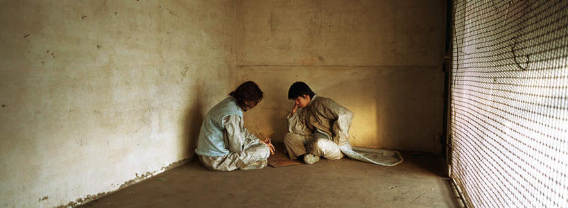 西方人,两个人,伙伴,朋友,坐,盘腿,横图,室内,白天,侧面,友谊,石头,欧洲,欧洲人,撑,阴影,破碎,光线,木板,石子,影子,墙,地面,托腮,注视,破损,相视,墙壁,墙面,衣服,阳光,低头,观察,看,托,面对面,监狱,观看,对视,察看,犯人,罪犯,关注,托下巴,相对,监牢,相看,友情,男人,男性,年轻男性,白种人,石块,盘腿而坐,盘膝,盘着腿的,盘着腿坐,双腿交叉,坐着,彩图,全身