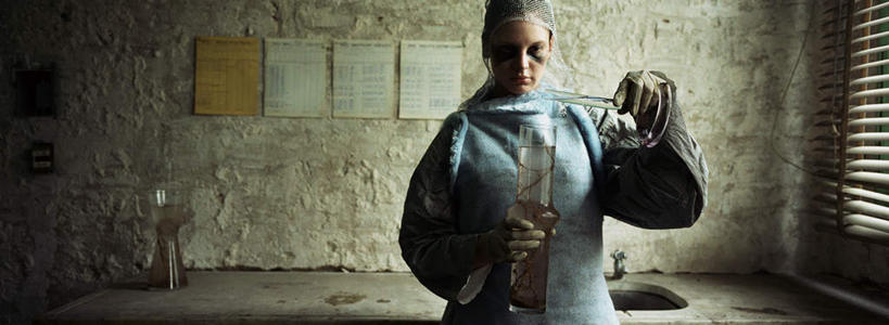 西方人,一个人,科学家,站,举,摸,横图,室内,白天,正面,实验,仪器,窗户,杯子,欧洲,欧洲人,仅一个年轻女性,仅一个女性,仅一个人,一排,倒,抚摸,阴影,研究,整齐,透明,分析,光线,科学,化学,测试,罐子,试管,影子,纸,墙,实验室,研究室,四张,注视,玻璃窗,墙壁,墙面,玻璃制品,排列,一个,黄色,白色,阳光,玻璃瓶,瓶子,观察,看,托,站着,器皿,单个,观看,科研,察看,队列,关注,化验,检验,计量,研究所,科学研究者,玻璃仪器,试验耗材,实验用品,化验室,检验室,年轻女性,女人,女性,白种人,科学工作者,玻璃杯,触摸,接触,举起,举手,举着,向上举,向上伸,向上托,站立,半身,彩图