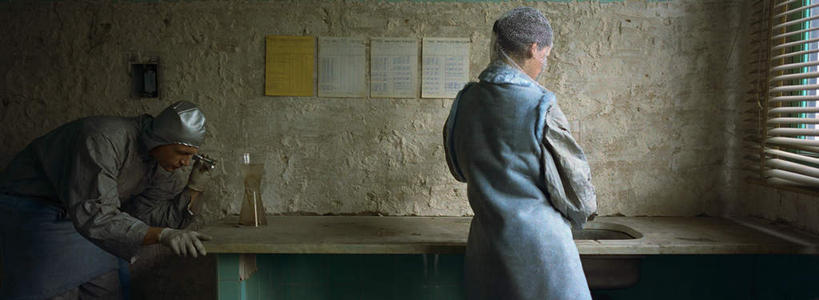 西方人,两个人,伙伴,朋友,科学家,站,摸,横图,室内,白天,侧面,工作服,制服,友谊,实验,仪器,欧洲,欧洲人,撑,抚摸,检查,研究,反射,分析,科学,罐子,显微镜,纸,墙,实验室,研究室,四张,注视,墙壁,墙面,玻璃制品,一个,黄色,玻璃瓶,瓶子,低头,观察,看,站着,清晰,探索,放大,单个,观看,仔细,透镜,科研,察看,撑着,凸透镜,聚焦,关注,化验,检验,研究所,科学研究者,化验室,检验室,光学,清楚,工作制服,友情,男人,男性,年轻男性,年轻女性,女人,女性,白种人,科学工作者,触摸,接触,站立,半身,彩图,工作套服