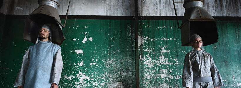 西方人,胡须,两个人,伙伴,朋友,科学家,站,笑,微笑,横图,室内,白天,正面,工作服,制服,友谊,实验,欧洲,欧洲人,研究,科学,纹路,墙,实验室,研究室,注视,墙壁,墙面,绿色,观察,看,站着,观看,科研,察看,关注,化验,检验,研究所,科学研究者,化验室,检验室,工作制服,友情,男人,男性,年轻男性,年轻女性,女人,女性,白种人,胡子,络腮胡,科学工作者,站立,半身,彩图,工作套服