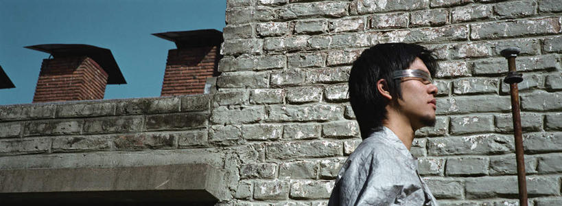 西方人,一个人,站,走,摸,横图,室外,白天,侧面,欧洲,欧洲人,仅一个男性,仅一个人,一排,撑,抚摸,阴影,整齐,光线,墨镜,瓦片,眼镜,影子,墙,屋檐,注视,檐,墙壁,墙面,排列,仅一个年轻男性,蓝色,蓝天,天空,阳光,太阳镜,太阳眼镜,天,观察,看,站着,遮阳镜,砖头,乞丐,观看,察看,撑着,贫穷,队列,关注,痛苦,可怜,流浪,男人,男性,年轻男性,白种人,步行,触摸,接触,散步,站立,走路,半身,彩图