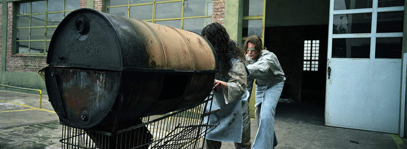 西方人,头发,两个人,伙伴,朋友,站,推,横图,室外,白天,正面,友谊,窗户,门,购物车,欧洲,欧洲人,一辆,一排,许多,阴影,破碎,整齐,光线,方格,桶,影子,墙,凌乱,注视,破损,玻璃窗,墙壁,墙面,车,排列,一个,衣服,黄色,绿色,黑色,阳光,容器,手推车,门框,观察,看,站着,乞丐,单个,观看,储藏,察看,便利,贫穷,储存,存放,队列,关注,载具,痛苦,可怜,快捷,方便,流浪,寄存,寄放,暂存,友情,男人,男性,年轻男性,白种人,长发,站立,半身,彩图,贮存