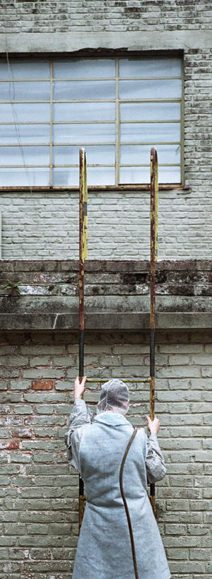 西方人,一个人,科学家,站,摸,攀登,竖图,室外,白天,窗户,道路,路,欧洲,欧洲人,仅一个男性,仅一个人,一排,许多,抚摸,阴影,破碎,整齐,光线,方格,梯子,影子,阶梯,木梯,墙,小路,交通,破损,玻璃窗,墙壁,墙面,排列,仅一个年轻男性,一个,背面,衣服,蓝色,阳光,站着,爬,单个,上升,队列,科学研究者,登高,男人,男性,年轻男性,白种人,科学工作者,触摸,接触,攀爬,站立,半身,彩图