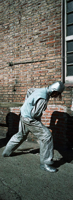 西方人,一个人,科学家,站,竖图,室外,白天,侧面,窗户,欧洲,欧洲人,仅一个男性,仅一个人,一排,许多,弯腰,阴影,破碎,整齐,光线,方格,影子,墙,地面,注视,破损,玻璃窗,墙壁,墙面,排列,仅一个年轻男性,衣服,阳光,低头,观察,看,站着,观看,察看,队列,关注,科学研究者,弯身,男人,男性,年轻男性,白种人,科学工作者,站立,彩图,全身