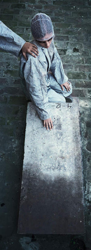 西方人,两个人,伙伴,朋友,科学家,站,坐,摸,竖图,俯视,室内,白天,工作服,制服,友谊,实验,椅子,欧洲,欧洲人,抚摸,研究,科学,实验室,研究室,地面,注视,观察,看,站着,转头,观看,科研,察看,关注,化验,检验,研究所,科学研究者,化验室,检验室,工作制服,友情,男人,男性,年轻男性,年轻女性,女人,女性,白种人,科学工作者,触摸,接触,站立,坐着,半身,彩图,高角度拍摄,工作套服