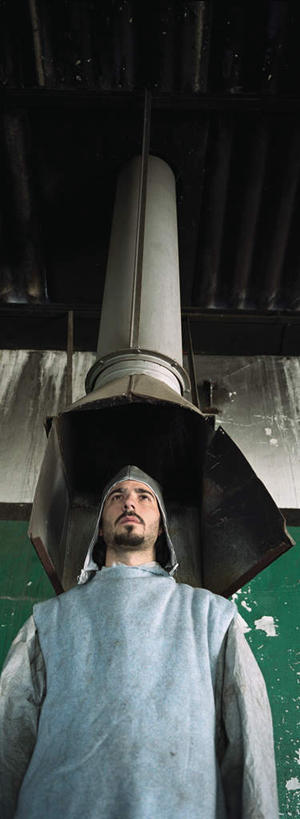 西方人,一个人,科学家,站,笑,微笑,露齿笑,竖图,室内,白天,仰视,工作服,制服,机器,实验,仪器,欧洲,欧洲人,仅一个男性,仅一个人,研究,科学,墙,实验室,研究室,注视,墙壁,墙面,仅一个年轻男性,一个,观察,看,站着,单个,观看,科研,察看,关注,化验,检验,研究所,科学研究者,化验室,检验室,工作制服,男人,男性,年轻男性,白种人,科学工作者,站立,半身,彩图,低角度拍摄,工作套服