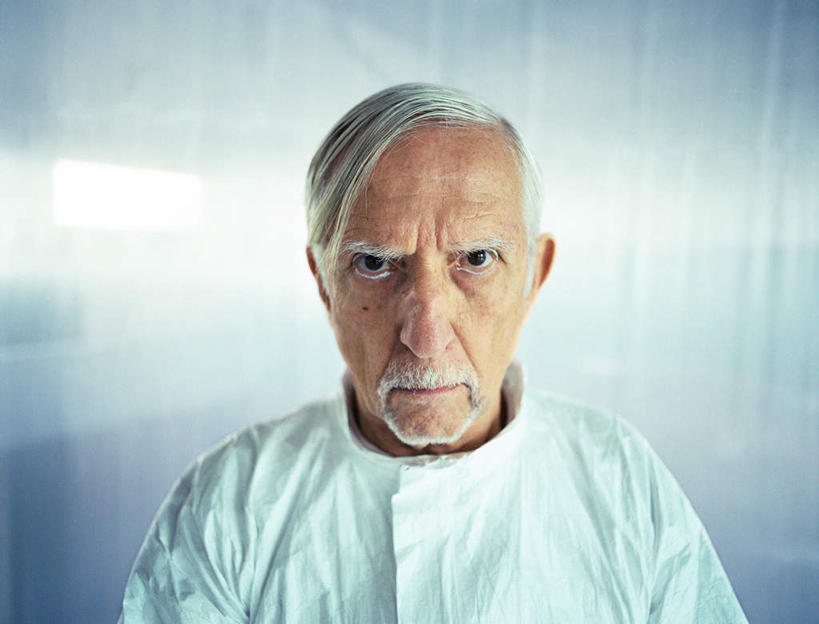 西方人,脸,头,脸颊,胡须,头发,一个人,站,笑,微笑,横图,室内,特写,白天,正面,科技,欧洲,欧洲人,仅一个男性,仅一个人,阴影,服装,光线,空间,影子,墙,注视,休闲装,墙壁,墙面,衣服,白色,阳光,观察,看,站着,仅一个老年男性,休闲,休闲服,服饰,观看,察看,科幻,未来,关注,想象,预言,老年男性,男人,男性,白种人,头部,胡子,小胡子,脸部,脸蛋,面部,站立,半身,彩图