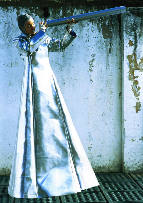 西方人,一个人,站,举,笑,微笑,露齿笑,竖图,室外,白天,正面,科技,欧洲,欧洲人,仅一个年轻女性,仅一个女性,仅一个人,一根,握,阴影,服装,光线,空间,管子,墨镜,眼镜,影子,墙,银色,拿,拿着,注视,休闲装,墙壁,墙面,衣服,阳光,太阳镜,太阳眼镜,观察,看,托,站着,休闲,休闲服,遮阳镜,握着,服饰,观看,察看,科幻,未来,关注,想象,预言,年轻女性,女人,女性,白种人,举起,举手,举着,向上举,向上伸,向上托,站立,彩图,全身