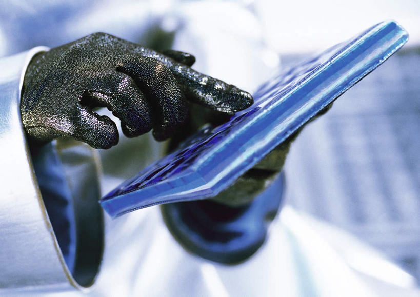 西方人,一个人,站,举,摸,横图,俯视,室内,特写,白天,电脑,笔记本电脑,科技,欧洲,欧洲人,仅一个女性,仅一个人,抚摸,握,指,阴影,服装,朦胧,模糊,光线,空间,网络,影子,银色,拿,拿着,休闲装,方向,通讯设备,一个,衣服,阳光,手套,手势,托,站着,休闲,休闲服,握着,服饰,仅一个老年女性,单个,一台,无线,指向,科幻,未来,通信设备,无线网络,想象,无线上网,预言,便携式电脑,手提电脑,老年女性,女人,女性,白种人,触摸,接触,举起,举手,举着,向上举,向上伸,向上托,站立,半身,彩图,高角度拍摄