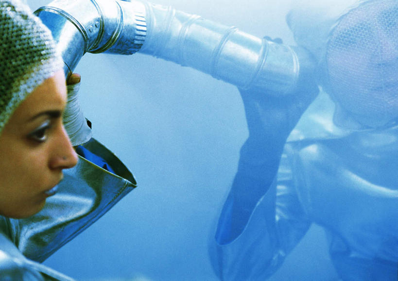 西方人,脸,头,脸颊,背部,一个人,站,举,笑,打电话,微笑,横图,室外,白天,正面,科技,电话,欧洲,欧洲人,仅一个年轻女性,仅一个女性,仅一个人,握,服装,空间,银色,拿,听,拿着,注视,休闲装,通讯设备,一个,衣服,话筒,观察,看,托,站着,休闲,休闲服,电话线,握着,服饰,单个,观看,察看,科幻,未来,关注,想象,预言,交流,年轻女性,女人,女性,白种人,头部,脸部,脸蛋,面部,电话机,沟通,举起,举手,举着,通话,向上举,向上伸,向上托,站立,半身,彩图