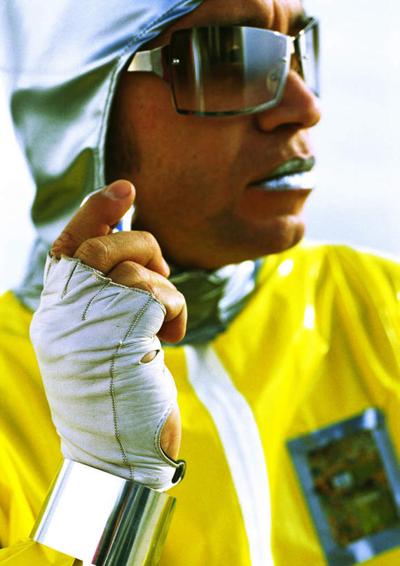 西方人,脸,头,脸颊,一个人,站,举,笑,打电话,微笑,竖图,室外,特写,白天,正面,科技,电话,欧洲,欧洲人,仅一个男性,仅一个人,握,服装,空间,墨镜,眼镜,银色,拿,拿着,注视,休闲装,通讯设备,仅一个年轻男性,一个,衣服,黄色,话筒,手套,太阳镜,太阳眼镜,观察,看,托,站着,转头,休闲,休闲服,电话线,遮阳镜,握着,服饰,单个,观看,察看,科幻,未来,关注,想象,预言,交流,男人,男性,年轻男性,白种人,头部,脸部,脸蛋,面部,电话机,沟通,举起,举手,举着,通话,向上举,向上伸,向上托,站立,半身,彩图