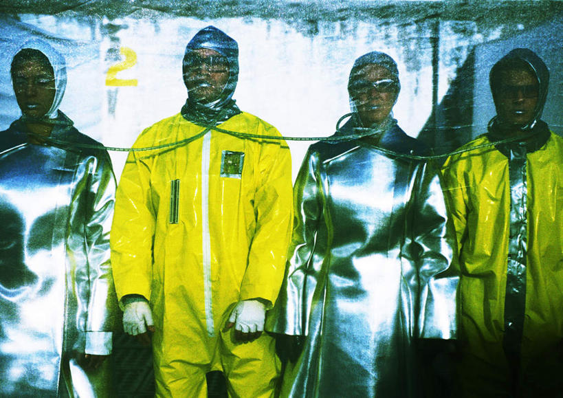 西方人,四个人,家庭,夫妻,伙伴,朋友,站,笑,微笑,露齿笑,横图,室外,白天,正面,爱情,友谊,成功,合作,团队,集体,信心,科技,欧洲,欧洲人,一排,阴影,服装,整齐,光线,空间,墨镜,眼镜,影子,墙,银色,浪漫,注视,休闲装,队伍,墙壁,墙面,排列,衣服,黄色,阳光,太阳镜,太阳眼镜,观察,看,靠,靠着,倚靠,站着,休闲,温暖,温馨,一家人,休闲服,遮阳镜,恩爱,恋人,服饰,观看,和睦,察看,倚着,科幻,未来,成就,队列,关注,合伙,想象,预言,友情,男人,男性,年轻男性,年轻女性,女人,女性,白种人,情侣,站立,半身,彩图,伴侣,融洽