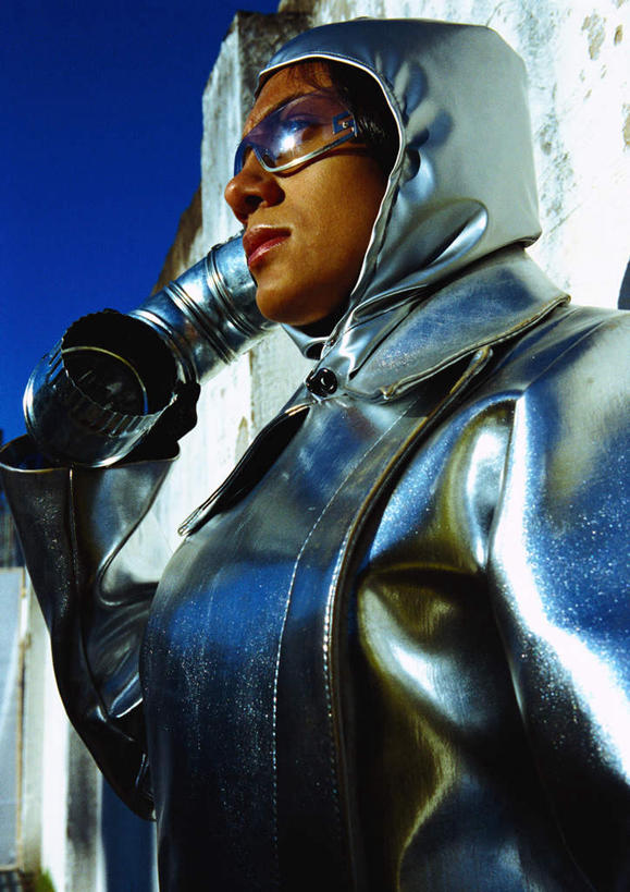 西方人,一个人,站,举,笑,打电话,竖图,室外,白天,仰视,科技,电话,手机,欧洲,欧洲人,仅一个男性,仅一个人,握,阴影,服装,光线,空间,墨镜,眼镜,影子,墙,银色,拿,听,拿着,注视,休闲装,通讯设备,墙壁,墙面,仅一个年轻男性,衣服,蓝色,蓝天,天空,阳光,太阳镜,太阳眼镜,天,观察,看,靠,靠着,托,倚靠,站着,休闲,休闲服,遮阳镜,握着,服饰,观看,察看,倚着,科幻,未来,关注,想象,预言,交流,男人,男性,年轻男性,白种人,沟通,举起,举手,举着,通话,向上举,向上伸,向上托,站立,半身,彩图,低角度拍摄