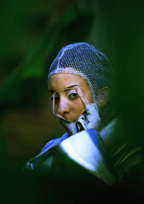 西方人,脸,头,脸颊,一个人,站,举,笑,摸,微笑,竖图,室外,特写,白天,侧面,科技,植物,欧洲,欧洲人,仅一个年轻女性,仅一个女性,仅一个人,抚摸,阴影,服装,朦胧,模糊,光线,空间,影子,银色,注视,休闲装,树,树木,衣服,绿色,阳光,自然,观察,看,托,站着,休闲,休闲服,服饰,生长,成长,观看,察看,科幻,未来,关注,想象,预言,年轻女性,女人,女性,白种人,头部,脸部,脸蛋,面部,触摸,接触,举起,举手,举着,向上举,向上伸,向上托,站立,半身,彩图