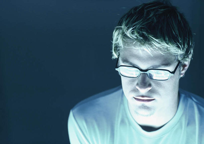 西方人,脸,头,脸颊,胡须,头发,一个人,笑,微笑,横图,室内,特写,白天,正面,欧洲,欧洲人,仅一个男性,仅一个人,一副,蓝色背景,服装,眼镜,注视,休闲装,仅一个年轻男性,衣服,黄色,白色,观察,看,休闲,休闲服,摄影,服饰,影棚,观看,察看,关注,近视眼镜,男人,男性,年轻男性,白种人,头部,胡子,小胡子,脸部,脸蛋,面部,半身,彩图,影棚拍摄,拍摄