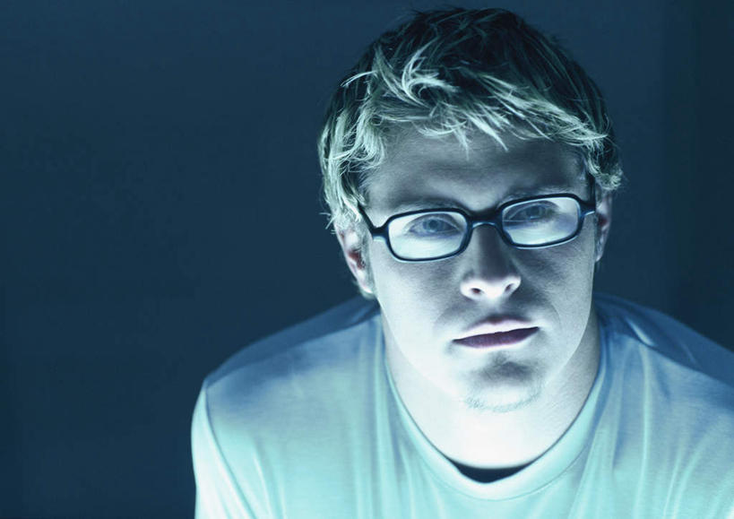 西方人,脸,头,脸颊,胡须,头发,一个人,笑,微笑,横图,室内,特写,白天,正面,欧洲,欧洲人,仅一个男性,仅一个人,一副,蓝色背景,服装,眼镜,注视,休闲装,仅一个年轻男性,衣服,黄色,白色,观察,看,休闲,休闲服,摄影,服饰,影棚,观看,察看,关注,近视眼镜,男人,男性,年轻男性,白种人,头部,胡子,小胡子,脸部,脸蛋,面部,半身,彩图,影棚拍摄,拍摄