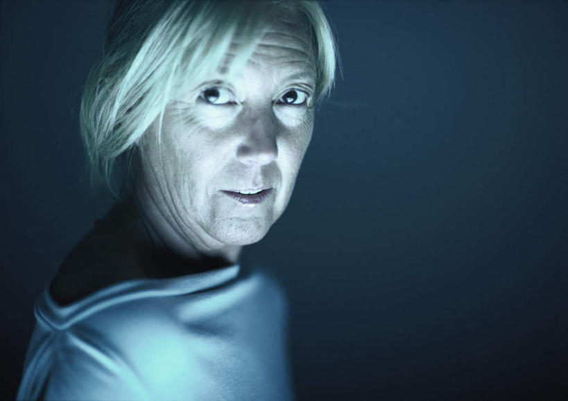 西方人,脸,头,脸颊,皱纹,头发,一个人,笑,微笑,横图,室内,特写,白天,侧面,欧洲,欧洲人,仅一个女性,仅一个人,蓝色背景,服装,注视,休闲装,衣服,白色,观察,看,转头,休闲,休闲服,摄影,服饰,仅一个老年女性,影棚,观看,察看,关注,老年女性,女人,女性,白种人,头部,脸部,脸蛋,面部,半身,彩图,影棚拍摄,拍摄