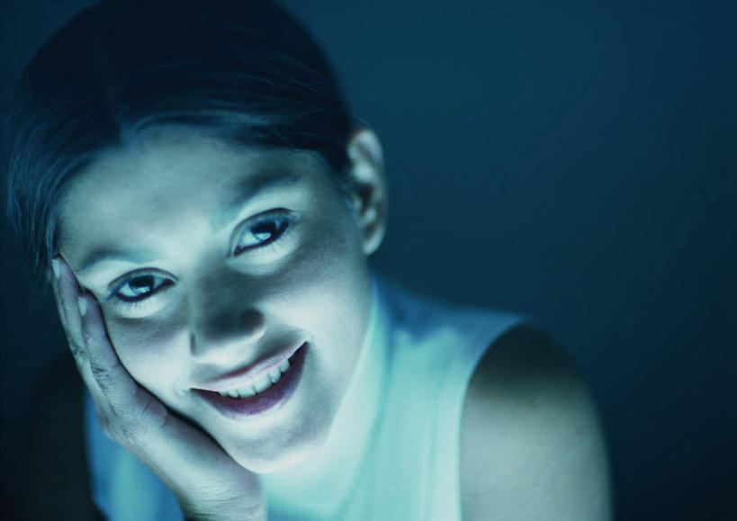 西方人,脸,头,脸颊,头发,一个人,笑,摸,微笑,露齿笑,横图,室内,特写,白天,正面,欧洲,欧洲人,仅一个年轻女性,仅一个女性,仅一个人,撑,抚摸,蓝色背景,服装,托腮,注视,休闲装,衣服,黄色,白色,观察,看,托,休闲,休闲服,摄影,服饰,影棚,观看,察看,撑着,关注,托下巴,年轻女性,女人,女性,白种人,头部,长发,脸部,脸蛋,面部,触摸,接触,半身,彩图,影棚拍摄,拍摄