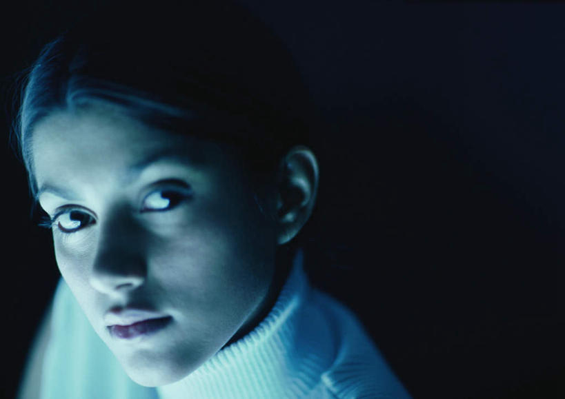 西方人,脸,头,脸颊,头发,一个人,笑,微笑,横图,室内,特写,白天,正面,欧洲,欧洲人,仅一个年轻女性,仅一个女性,仅一个人,黑色背景,服装,注视,休闲装,衣服,黄色,白色,观察,看,转头,休闲,休闲服,摄影,服饰,影棚,观看,察看,关注,年轻女性,女人,女性,白种人,头部,长发,脸部,脸蛋,面部,半身,彩图,影棚拍摄,拍摄