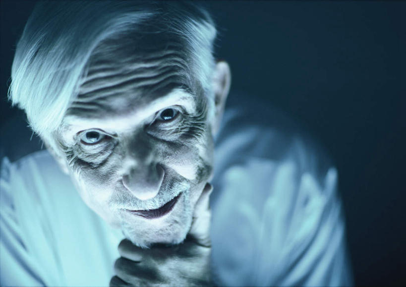 西方人,脸,头,脸颊,皱纹,头发,一个人,笑,摸,微笑,横图,室内,特写,白天,正面,欧洲,欧洲人,仅一个男性,仅一个人,撑,抚摸,蓝色背景,服装,托腮,注视,休闲装,衣服,白色,观察,看,托,仅一个老年男性,休闲,休闲服,摄影,服饰,影棚,观看,察看,撑着,关注,托下巴,老年男性,男人,男性,白种人,头部,脸部,脸蛋,面部,触摸,接触,抬头,仰头,半身,彩图,影棚拍摄,拍摄