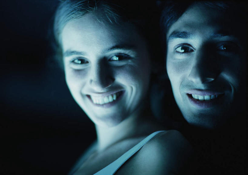 西方人,脸,头,脸颊,头发,两个人,伙伴,朋友,笑,微笑,露齿笑,横图,室内,特写,白天,侧面,友谊,欧洲,欧洲人,黑色背景,服装,依偎,注视,休闲装,衣服,黄色,白色,观察,看,靠,靠着,倚靠,转头,休闲,休闲服,摄影,服饰,影棚,观看,察看,倚着,关注,依附,依赖,投靠,友情,年轻女性,女人,女性,白种人,头部,脸部,脸蛋,面部,半身,彩图,影棚拍摄,拍摄