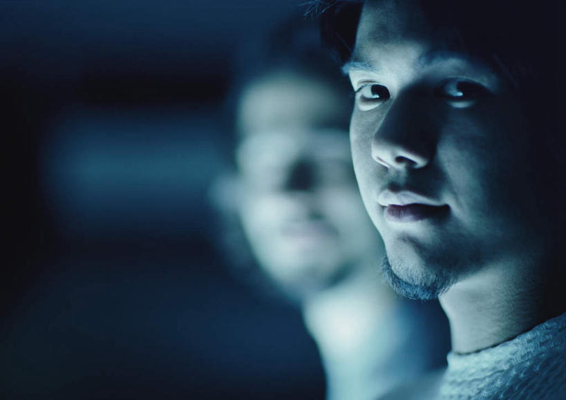 西方人,脸,头,脸颊,头发,两个人,伙伴,朋友,笑,微笑,横图,室内,特写,白天,侧面,友谊,欧洲,欧洲人,一副,蓝色背景,服装,朦胧,模糊,眼镜,注视,休闲装,衣服,黄色,白色,观察,看,转头,休闲,休闲服,摄影,服饰,影棚,观看,察看,关注,近视眼镜,友情,男人,男性,年轻男性,白种人,头部,脸部,脸蛋,面部,半身,彩图,影棚拍摄,拍摄