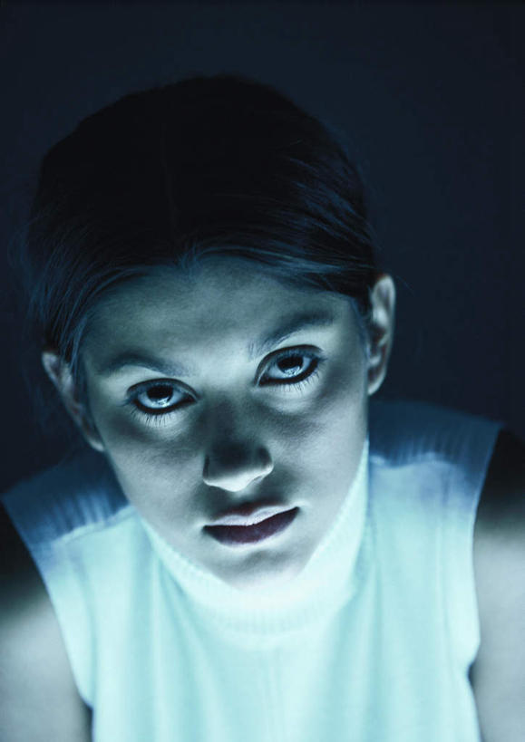 西方人,脸,头,脸颊,头发,一个人,笑,微笑,竖图,俯视,室内,特写,白天,欧洲,欧洲人,仅一个年轻女性,仅一个女性,仅一个人,蓝色背景,服装,注视,休闲装,衣服,黄色,白色,观察,看,休闲,休闲服,摄影,服饰,影棚,观看,察看,关注,年轻女性,女人,女性,白种人,头部,长发,脸部,脸蛋,面部,抬头,仰头,半身,彩图,高角度拍摄,影棚拍摄,拍摄